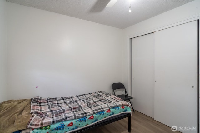775 S 4th Ave, Othello, WA 99344 - bedroom with wood finished floors, a closet, ceiling fan, and a textured ceiling