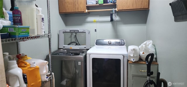 3605 NE 38th St, Vancouver, WA 98661 - laundry room featuring independent washer and dryer and cabinet space