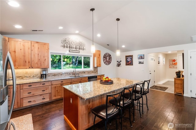 kitchen with a sink, dark wood finished floors, visible vents, tasteful backsplash, and lofted ceiling