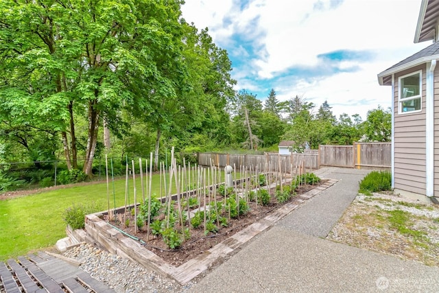25171 13th Ave S, Des Moines, WA 98198 - view of yard with a garden