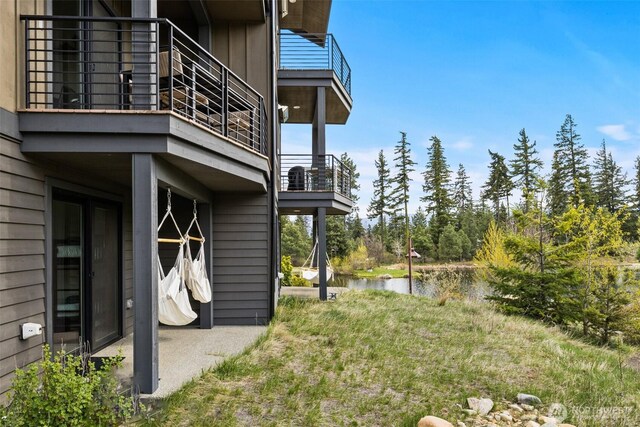 140 Wildflower Loop, Cle Elum, WA 98922 - view of yard with a water view and a balcony