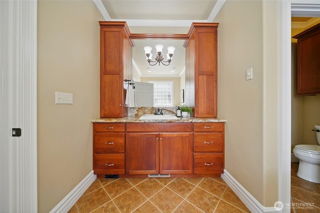 162 Costello Pl, Walla Walla, WA 99362 - bathroom featuring toilet, vanity, crown molding, baseboards, and a notable chandelier