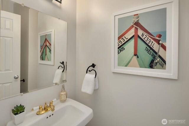 bathroom featuring a sink