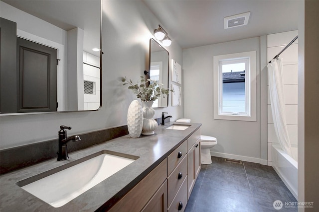 full bath featuring baseboards, toilet, a sink, and visible vents
