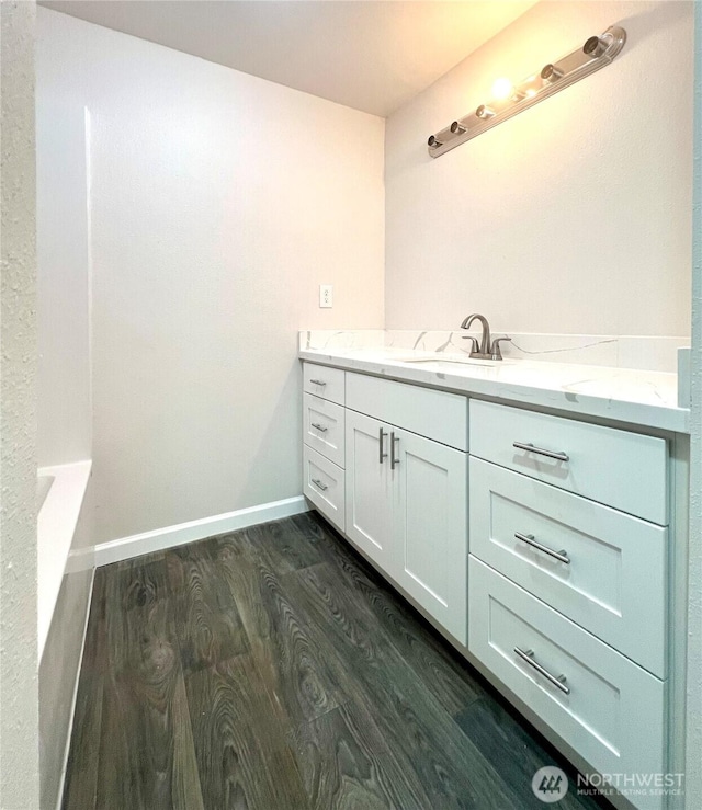 6321 Central Park Dr, Aberdeen, WA 98520 - full bath with a washtub, baseboards, vanity, and wood finished floors