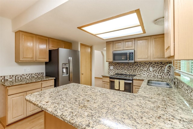 5475 Park Place Loop SE, Lacey, WA 98503 - kitchen featuring appliances with stainless steel finishes, a sink, and light brown cabinets