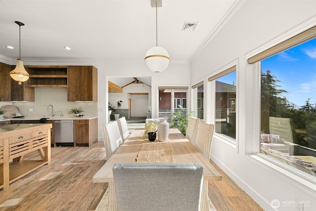 dining area with baseboards, visible vents, recessed lighting, light wood-style floors, and ornamental molding