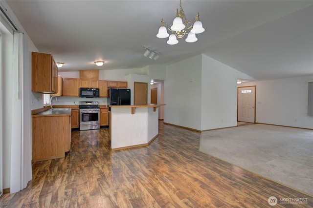 kitchen featuring open floor plan, vaulted ceiling, baseboards, an inviting chandelier, and black appliances