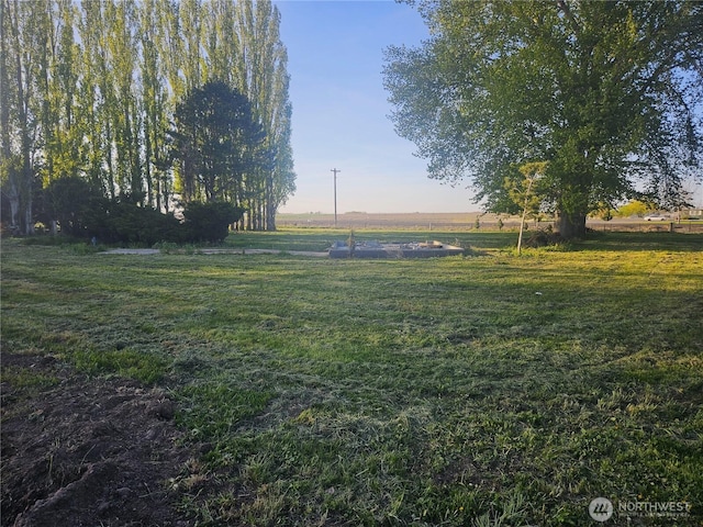 view of yard featuring a rural view