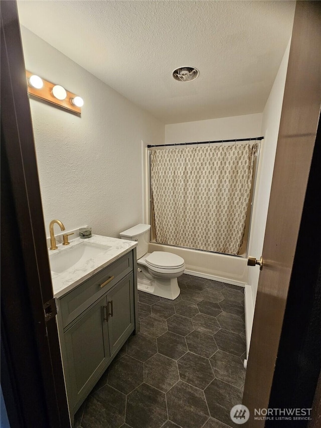 8 Calder Rd, Elma, WA 98541 - full bath with a textured ceiling, toilet, vanity, and shower / bath combo