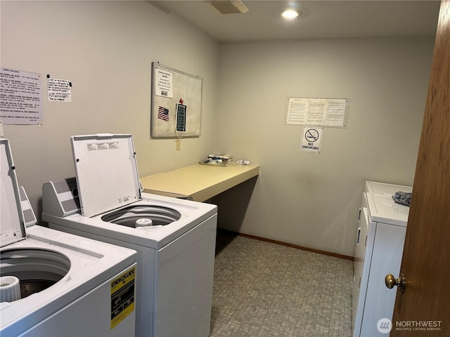 community laundry room with baseboards, carpet flooring, recessed lighting, and independent washer and dryer