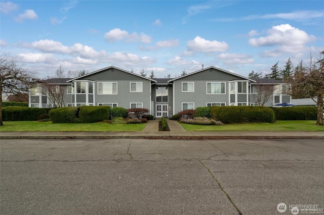 view of front of home featuring a front lawn