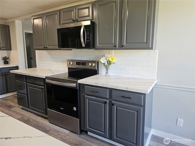 16738 2nd Ave NE, Shoreline, WA 98155 - kitchen with stainless steel appliances, light wood finished floors, tasteful backsplash, gray cabinetry, and baseboards