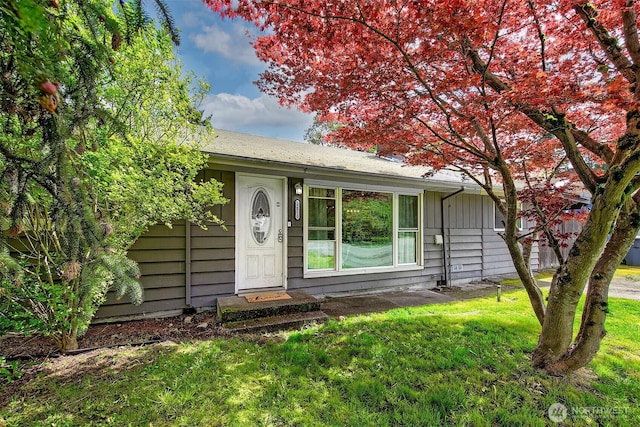 12910 6th Ave S, Burien, WA 98168 - view of front facade with a front yard