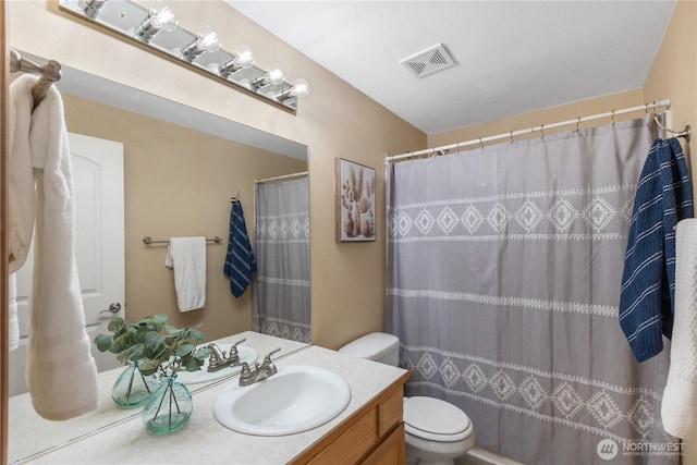 full bathroom with visible vents, toilet, vanity, and a shower with curtain