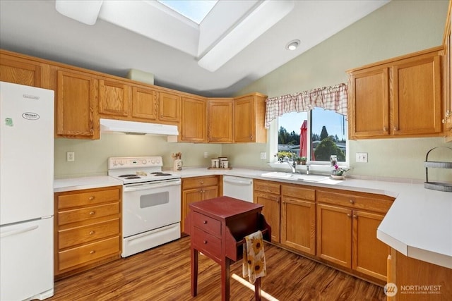 23825 15th Ave SE Unit 180, Bothell, WA 98021 - kitchen with under cabinet range hood, wood finished floors, vaulted ceiling, a sink, and white appliances