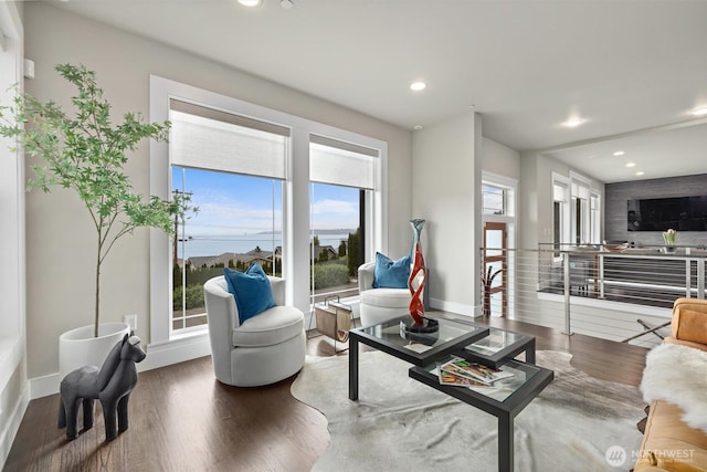 living area featuring baseboards, recessed lighting, and wood finished floors