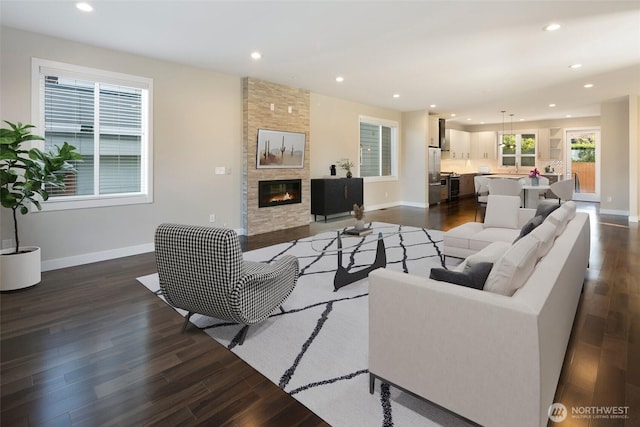 living room with dark wood-type flooring, recessed lighting, and baseboards