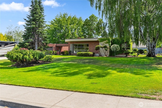 1423 Springwater Ave, Wenatchee, WA 98801 - ranch-style home featuring a front lawn and brick siding