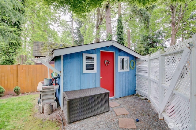 view of outbuilding featuring an outdoor structure and a fenced backyard