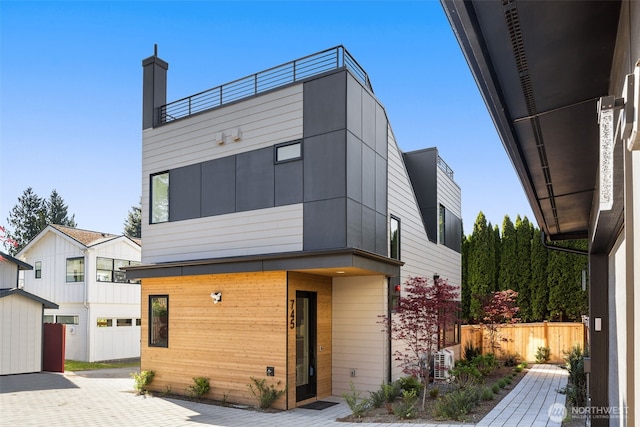 745 17th Ave W, Kirkland, WA 98033 - contemporary house with fence