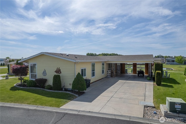 1701 E Burr Ave Unit 12, Moses Lake, WA 98837 - view of front of house with a carport, concrete driveway, and a front yard