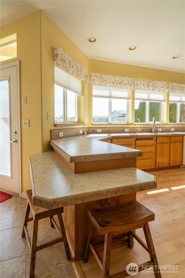 1701 E Burr Ave Unit 12, Moses Lake, WA 98837 - kitchen featuring plenty of natural light, a peninsula, and a breakfast bar area