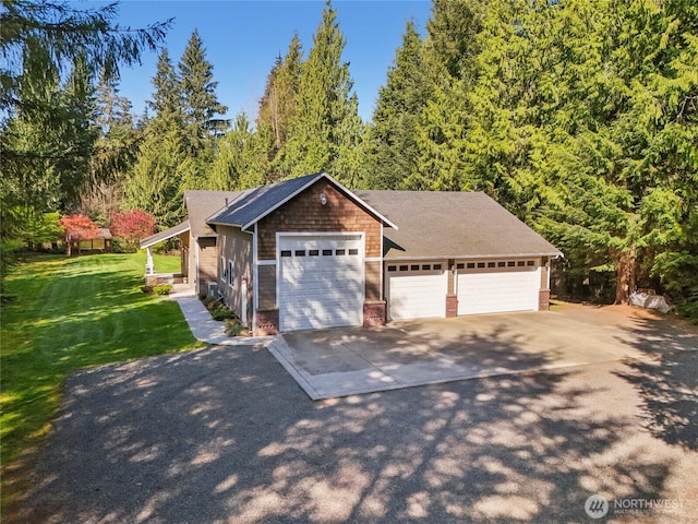 view of front of property featuring a detached garage, a front lawn, and concrete driveway