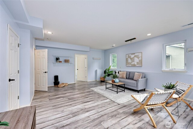 living room featuring visible vents, recessed lighting, baseboards, and wood finished floors