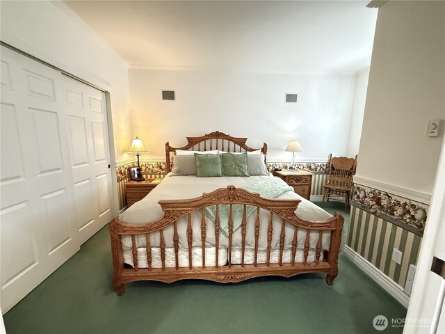 carpeted bedroom featuring a closet