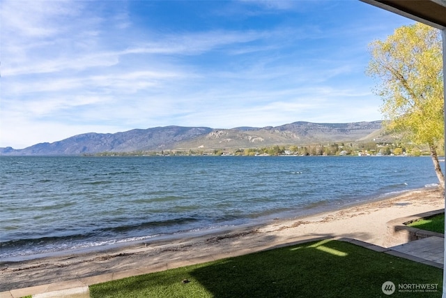 water view featuring a mountain view