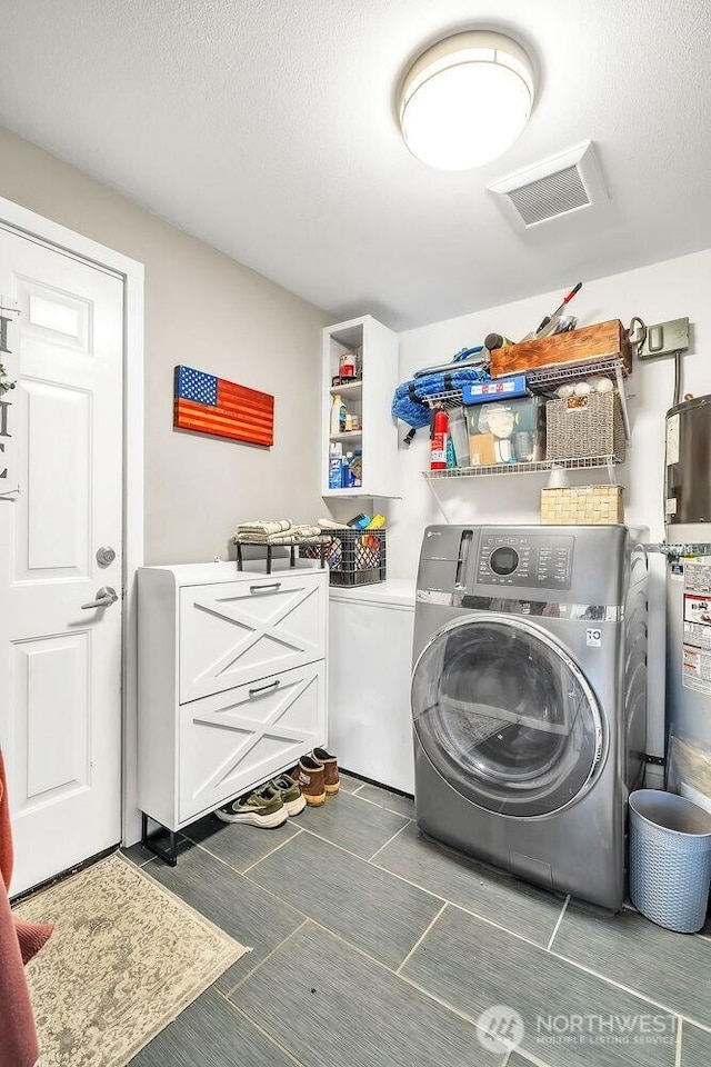 4 Dakota Ln, Elma, WA 98541 - clothes washing area featuring water heater, visible vents, washing machine and clothes dryer, and laundry area