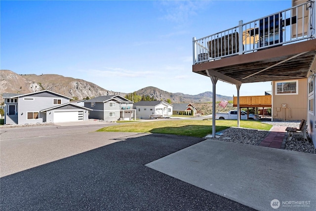 view of yard with a residential view and a mountain view