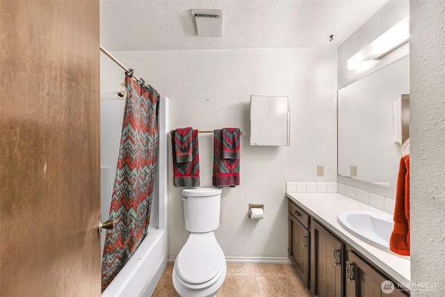 full bath featuring visible vents, toilet, vanity, shower / tub combo with curtain, and baseboards