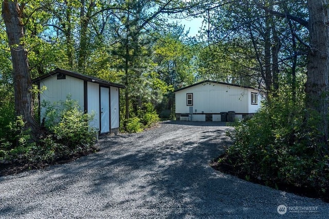 view of shed with driveway