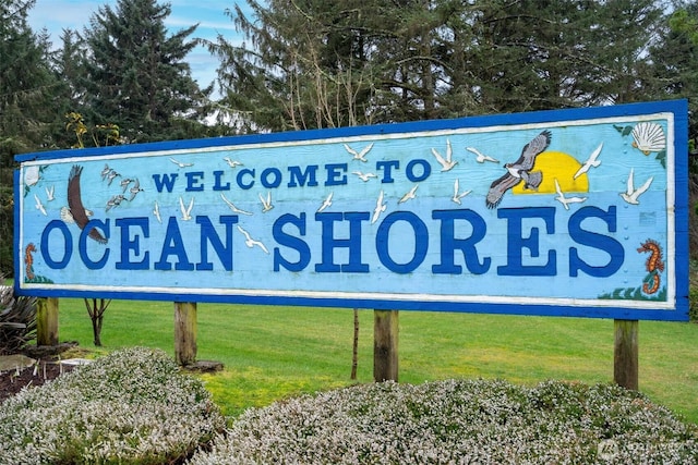community sign featuring a yard
