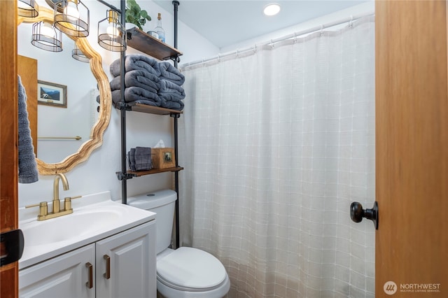 105 Robinwood Pl, Packwood, WA 98361 - bathroom with toilet, a shower with curtain, vanity, and recessed lighting