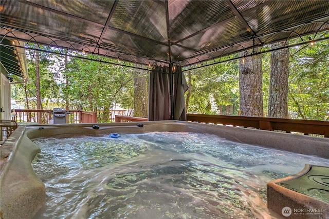 105 Robinwood Pl, Packwood, WA 98361 - sunroom with a jacuzzi