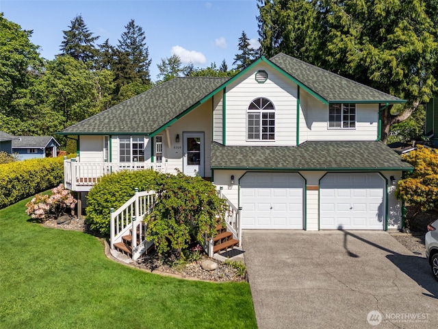view of front of home featuring a shingled roof, an attached garage, driveway, and a front yard