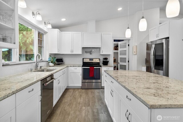 21702 Little Mountain Rd, Mount Vernon, WA 98274 - kitchen featuring a sink, decorative backsplash, vaulted ceiling, and stainless steel appliances