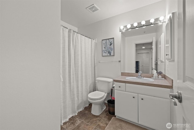 full bathroom featuring toilet, a shower with curtain, visible vents, and vanity
