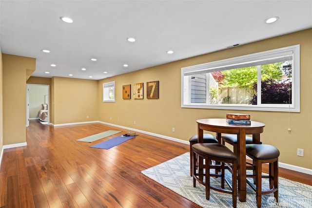 dining room featuring recessed lighting, plenty of natural light, visible vents, and baseboards
