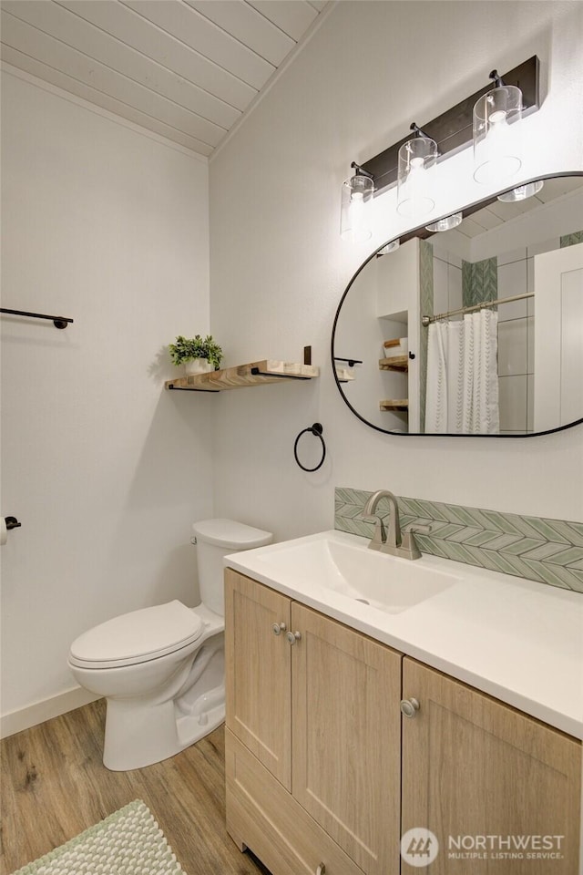 554 Puffin Ave NE, Ocean Shores, WA 98569 - bathroom featuring a shower with curtain, wooden ceiling, toilet, vanity, and wood finished floors