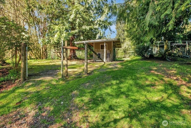 view of yard featuring an outdoor structure