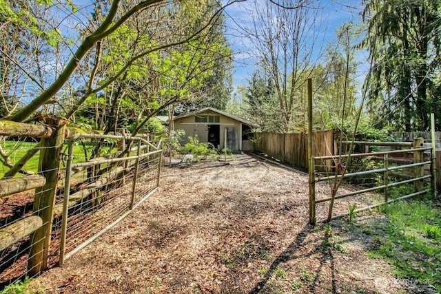 view of yard with an outdoor structure