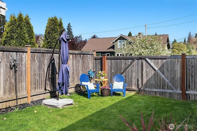 view of yard featuring a fenced backyard
