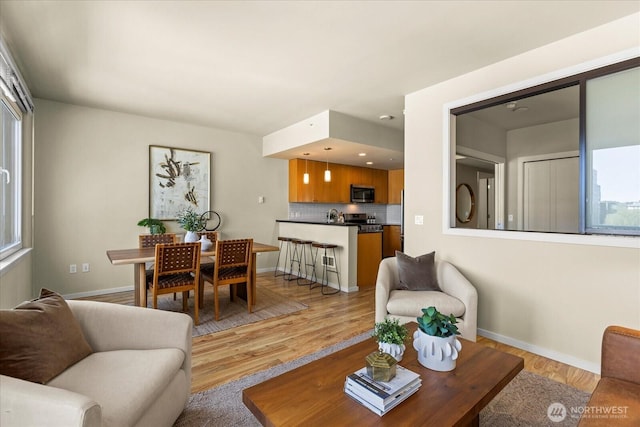 76 Cedar St Unit Ph07, Seattle, WA 98121 - living area featuring light wood-type flooring and recessed lighting
