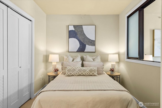 76 Cedar St Unit Ph07, Seattle, WA 98121 - bedroom featuring baseboards and a closet