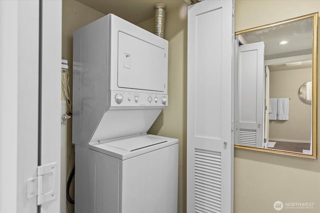 76 Cedar St Unit Ph07, Seattle, WA 98121 - washroom featuring stacked washer / drying machine and recessed lighting