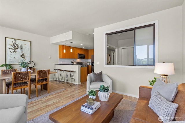 76 Cedar St Unit Ph07, Seattle, WA 98121 - living area featuring light wood-style flooring and recessed lighting